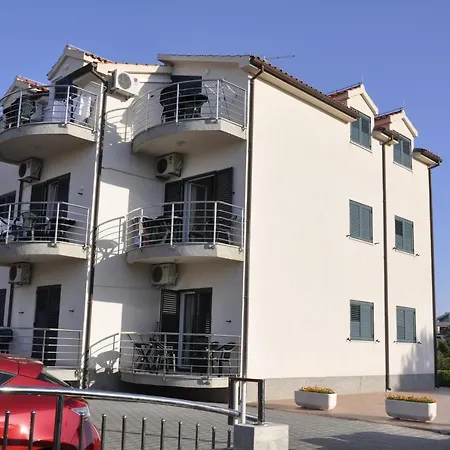 Srima Apartament *